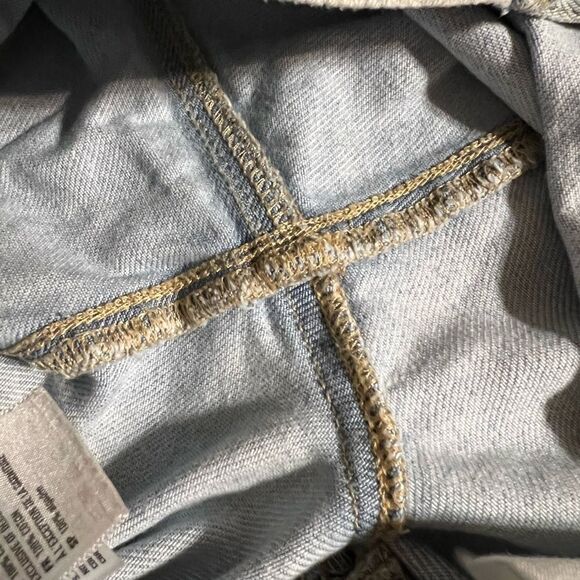 😊 3/$30 
AE Mom Short Sz 4 light denim distressed, high waisted EUC - Picture 15 of 16